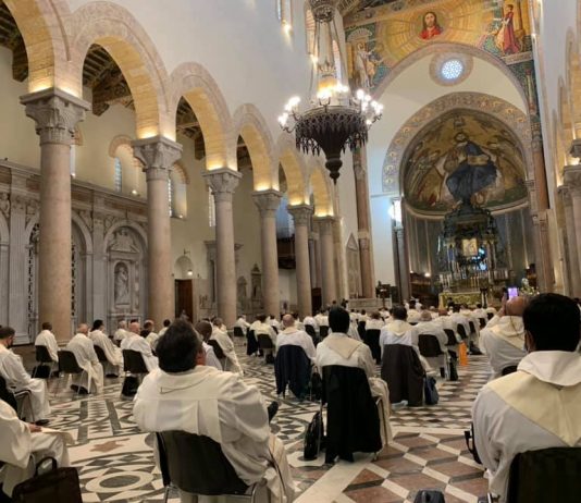 Celebrata in Cattedrale la Messa Crismale. Mons. Accolla: “Chiamati ad essere testimoni”