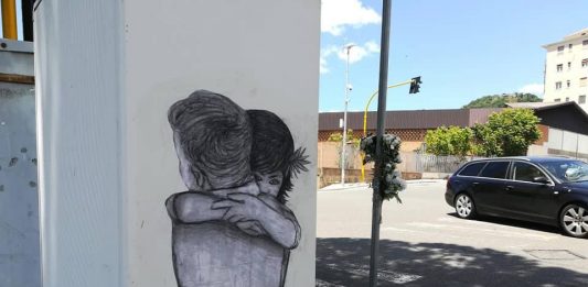 “Riabbracciarsi dopo il Covid per abbattere le distanze” la street art di Simona contro ogni forma di emarginazione