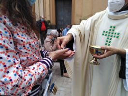 Covid. Sposi senza mascherina e distribuzione della comunione senza guanti
