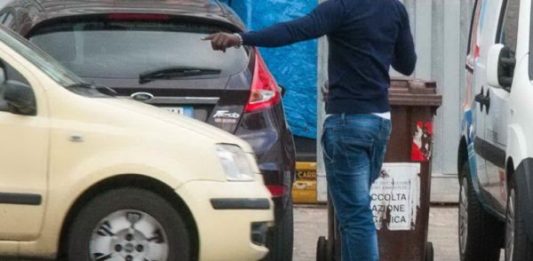 Importunava la gente in strada. La Polizia di Stato denuncia parcheggiatore abusivo