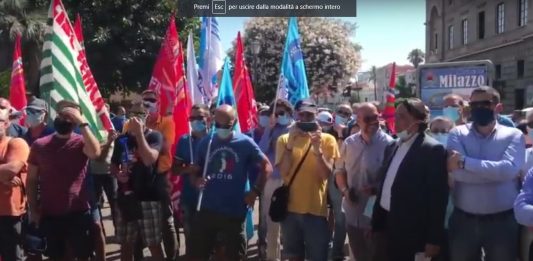 Raffineria di Milazzo, Sindacati e lavoratori davanti al municipio contro i limiti ambientali della Regione