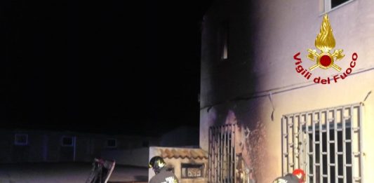 Incendio a Valdina, intervengono i Vigili del Fuoco: danneggiate due auto e uno scooter, lievi danni ad un’abitazione