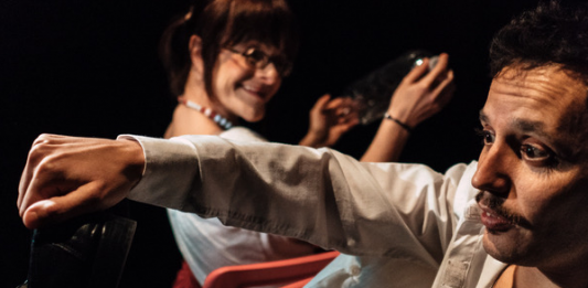 “Due passi sono”, il piccolo-grande capolavoro della premiata ditta Carullo-Minasi, chiuderà il Cortile Teatro Festival