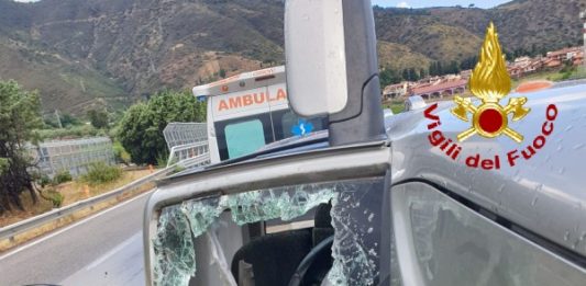 Grave incidente a Messina. Si ribalta auto, conducente estratto illeso dalle lamiere