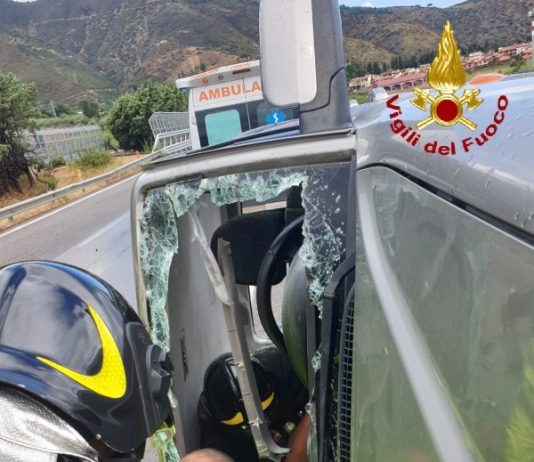 Grave incidente a Messina. Si ribalta auto, conducente estratto illeso dalle lamiere