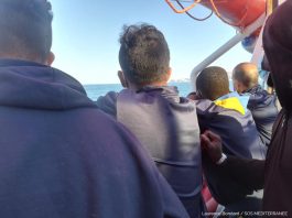 Ocean Viking a Porto Empedocle, da una nave all’altra per la quarantena