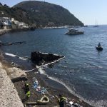 Lipari, porter dei rifiuti sfonda muro delimitatorio e finisce in mare