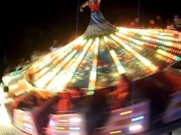 Vola fuori dalla giostra e batte la testa: 19enne in prognosi riservata