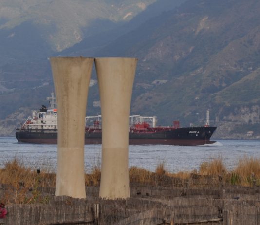 Denunciati ignoti per giochi pirotecnici all’interno del Parco Horcynus Orca