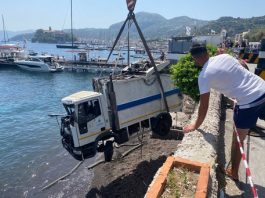 Lipari: Camion nettezza urbana in mare, autista in rianimazione
