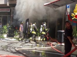 Incendio a un negozio di biciclette sulla Cesare Battisti, sono intervenuti i Vigili del Fuoco