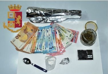 Spaccia marijuana e cocaina. Arrestato messinese di 26 anni