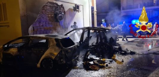 Maxirogo a Barcellona pg: cinque auto in fiamme