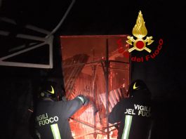 Incendi nella zona tirrenica, Vigili attivi fino all’alba per spegnere i roghi