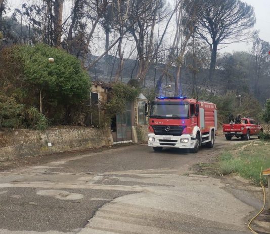Incendio nel messinese, Vigili del fuoco al lavoro dalla scorsa notte contro vento e fuoco