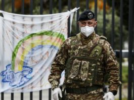 Militari coi manganelli davanti alle scuole, segnalato caso al Garante “a tutto c’è un limite”