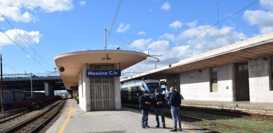 Evade i domiciliari, fermato dalla Polfer su un treno per Catania