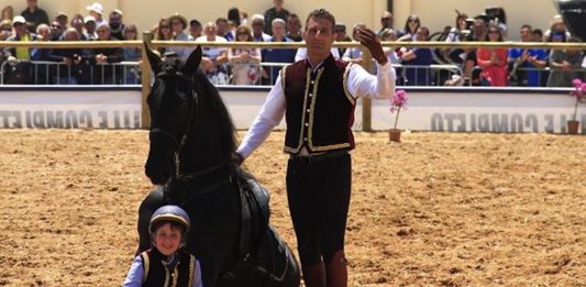 Fiera Mediterranea del Cavallo: Latteri e Lo Cicero con il piccolo Delfio rappresentano San Fratello e il suo Cavallo
