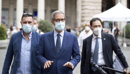 Covid: Musumeci, “non ci possiamo permettere assembramenti, negozi chiusi la domenica”
