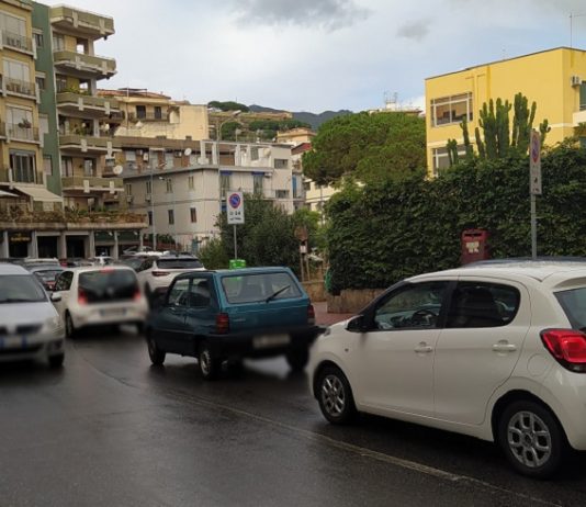 Viale Regina Elena bloccato per lunghe file parcheggio Drive tamponi Covid