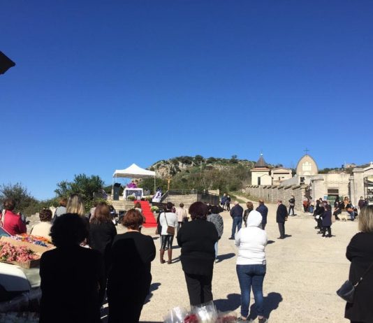 San Fratello celebra la commemorazione dei defunti davanti al Cimitero