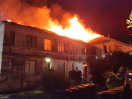 Incendio in Via Conte di Torino, paura tra i residenti. Evacuate 5 famiglie