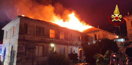 Incendio in Via Conte di Torino, paura tra i residenti. Evacuate 5 famiglie