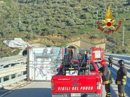 Raffiche di vento: camion si ribalta in autostrada