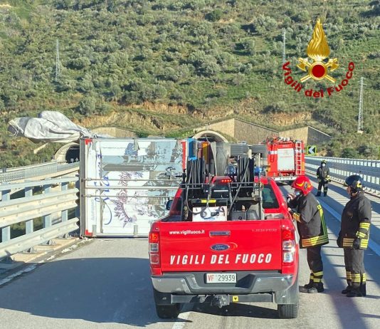 Raffiche di vento: camion si ribalta in autostrada