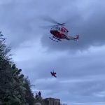 Alicudi, frana rende difficile il soccorso: barella agganciata in volo dai vigili del fuoco (il video)