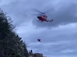 Alicudi, frana rende difficile il soccorso: barella agganciata in volo dai vigili del fuoco (il video)