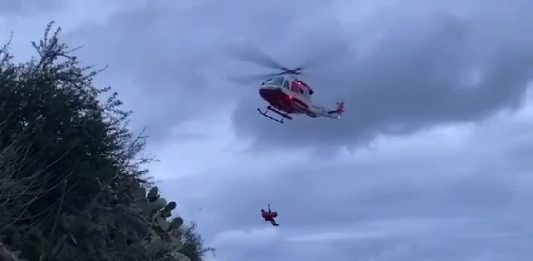 Alicudi, frana rende difficile il soccorso: barella agganciata in volo dai vigili del fuoco (il video)