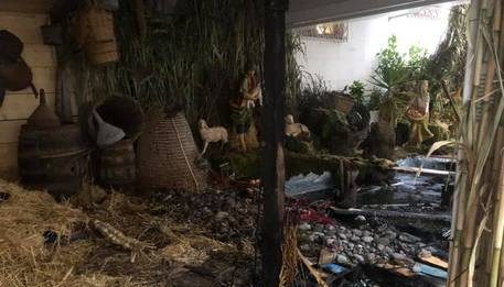 Lipari: incendio danneggia il presepe artistico, indagini in corso