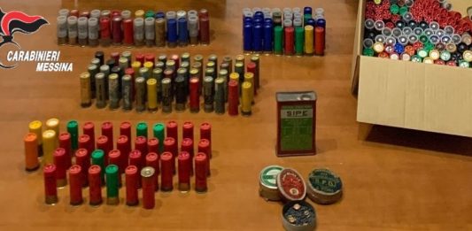 Caronia: arrestato 19enne e denunciate due persone, detenevano illegalmente armi e munizioni