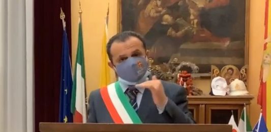 De Luca si dimette…tra tre settimane: “per i prossimi 20 gg parlerò solo dalla mia pagina fb”