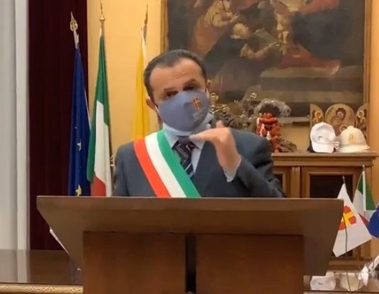 De Luca si dimette…tra tre settimane: “per i prossimi 20 gg parlerò solo dalla mia pagina fb”