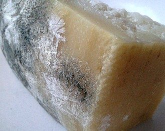 Cibo ammuffito al banco: sequestro dei Vigili Urbani