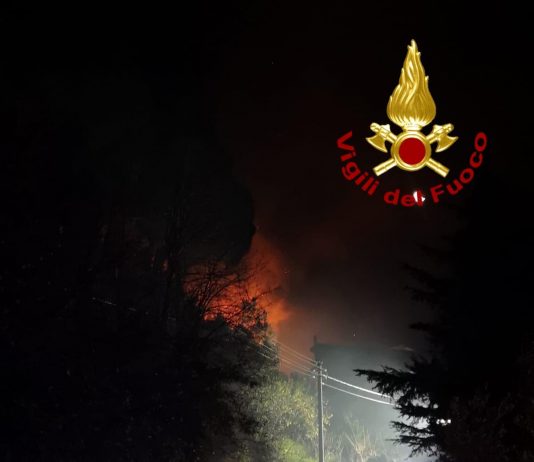 Sant’Agata Militello incendio sulle colline, Vigili del fuoco impegnati fino all’alba (foto)
