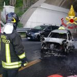 Auto in fiamme in autostrada, intervengono i Vigili del fuoco