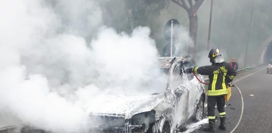 Auto in fiamme sulla tangenziale, illeso il conducente