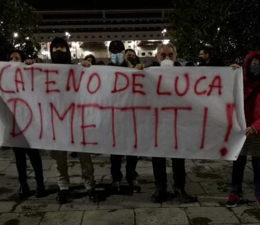 “Cateno De Luca dimettiti”: contromanifestazione in Piazza Repubblica