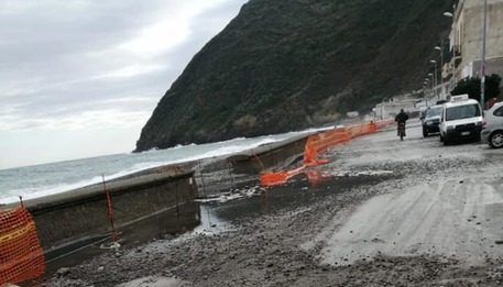 Eolie ancora isolate, arriva anche la neve. Fermi traghetti e aliscafi