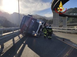 Tir si ribalta in autostrada: illeso il conducente