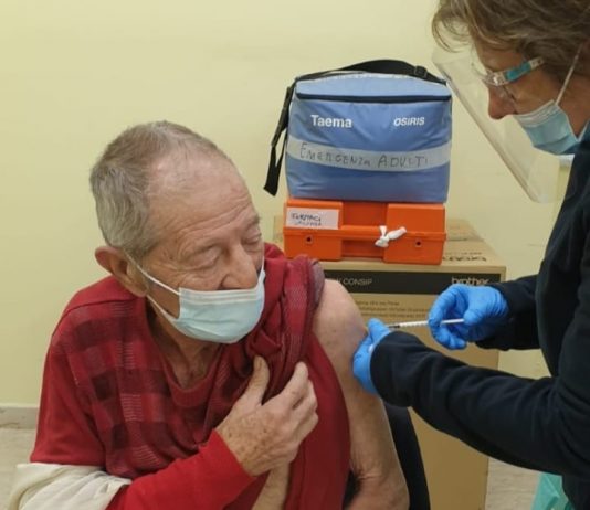 Covid, tra i primi vaccinati 5 super nonni 97enni