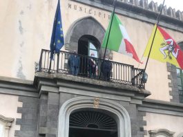 Lipari, bandiere a mezz’asta per le vittime del Coronavirus