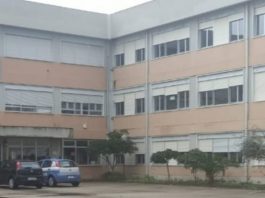 Tragedia a scuola: vola giù dal secondo piano una studentessa