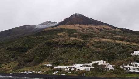 Stromboli, Lunedì le prove di funzionamento del Sistema sperimentale di allarme per esplosioni e maremoti generati dal vulcano