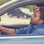 Ubriaco sbanda in autostrada, ritirata la patente