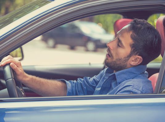Ubriaco sbanda in autostrada, ritirata la patente
