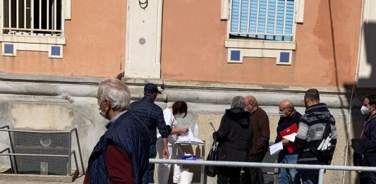 Vaccini e disagi: la segnalazione di chi aspetta all’Ospedale Piemonte
